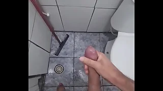 TWINK HÉTERO GOZANDO NO BANHEIRO DA SCOLA